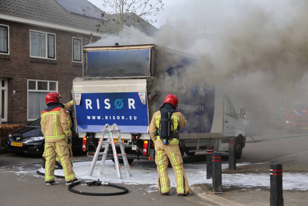 Lading van bakwagen vliegt in brand