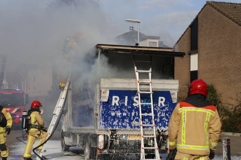 Lading van bakwagen vliegt in brand