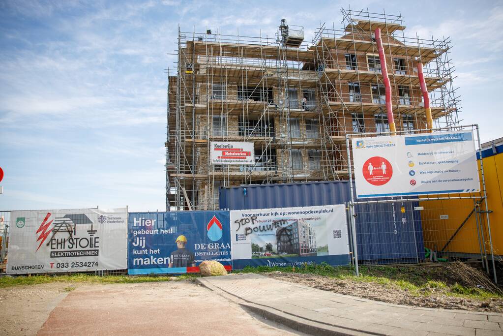 Meerdere objecten beklad met Anarchisme-symbolen