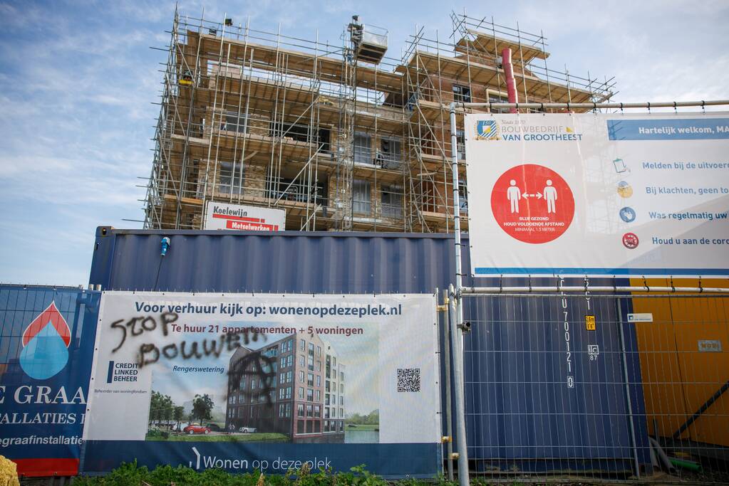 Meerdere objecten beklad met Anarchisme-symbolen