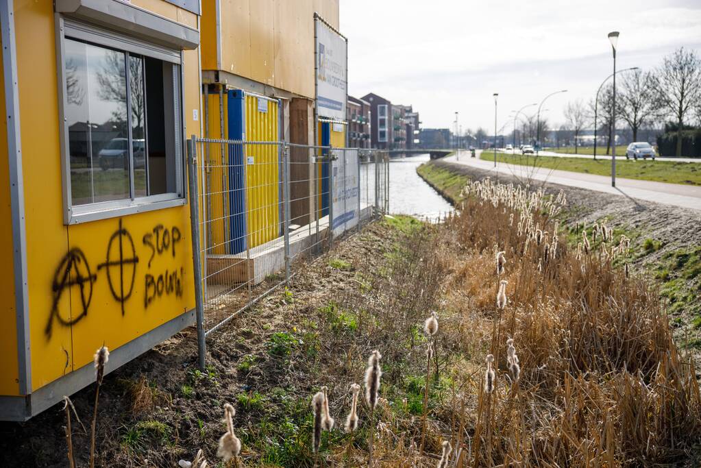 Meerdere objecten beklad met Anarchisme-symbolen