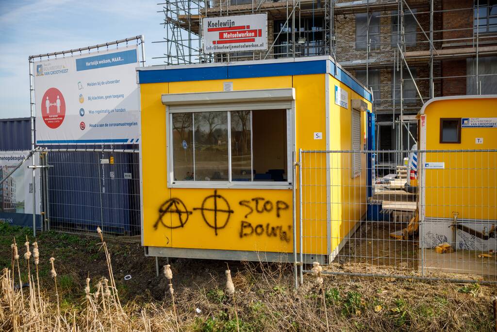 Meerdere objecten beklad met Anarchisme-symbolen