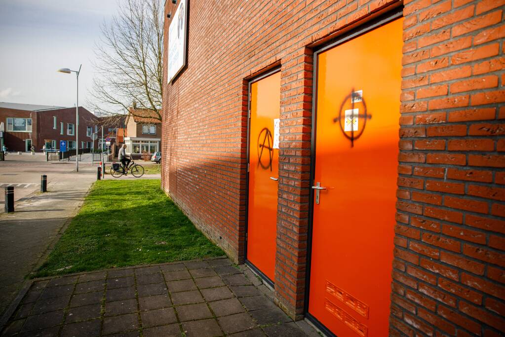 Meerdere objecten beklad met Anarchisme-symbolen