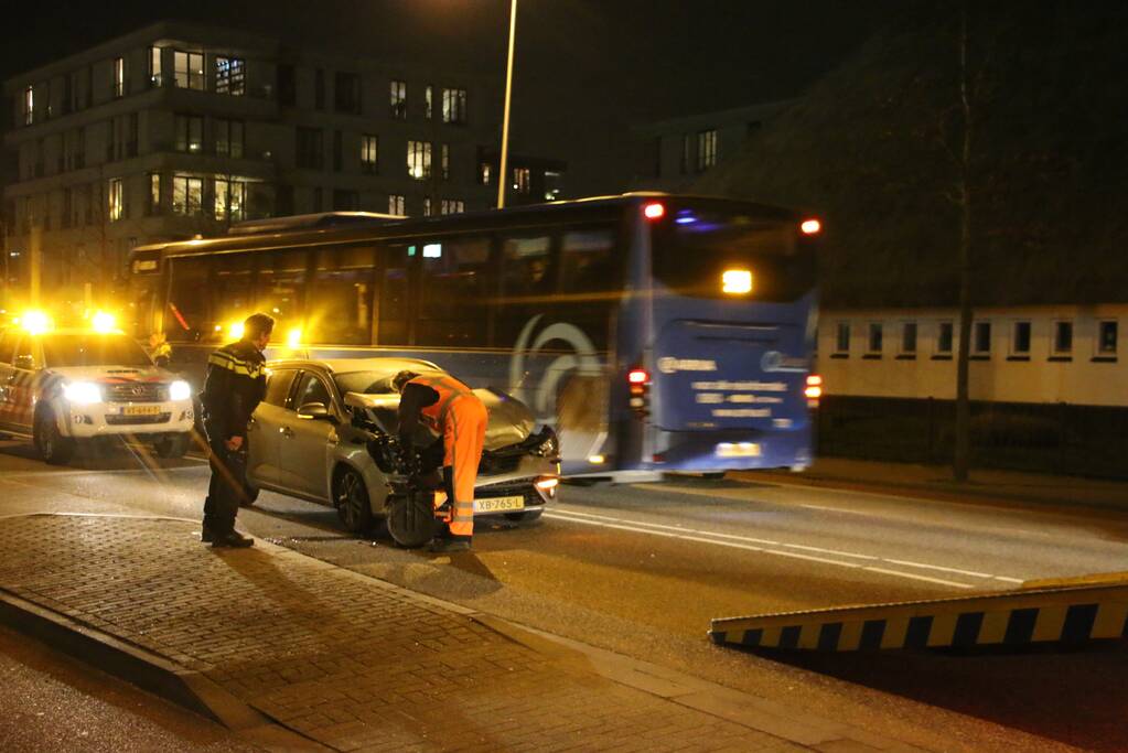 Schade bij botsing tussen lijnbus en auto
