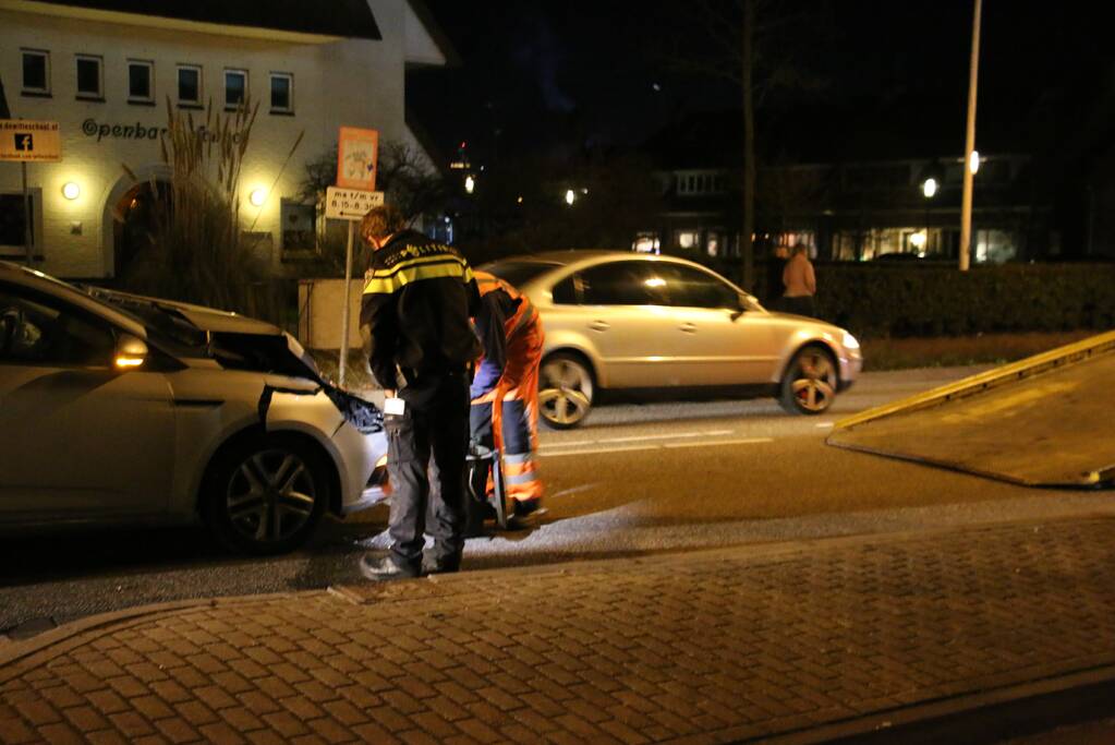 Schade bij botsing tussen lijnbus en auto