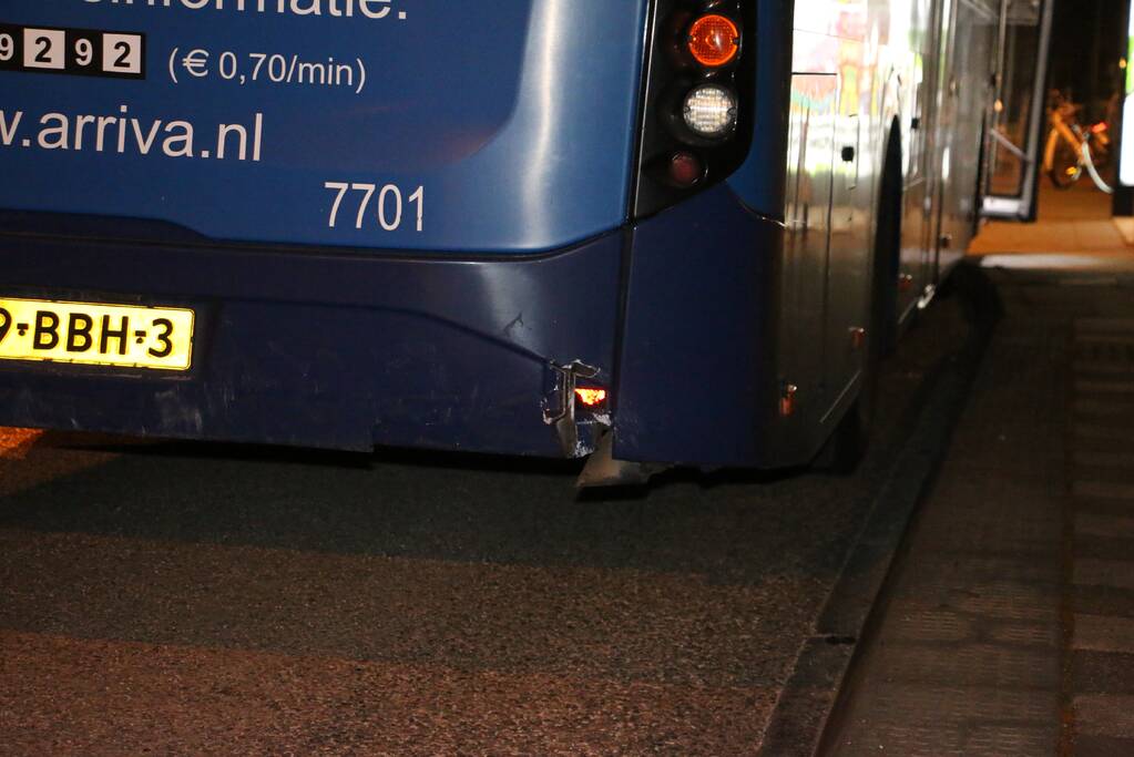 Schade bij botsing tussen lijnbus en auto
