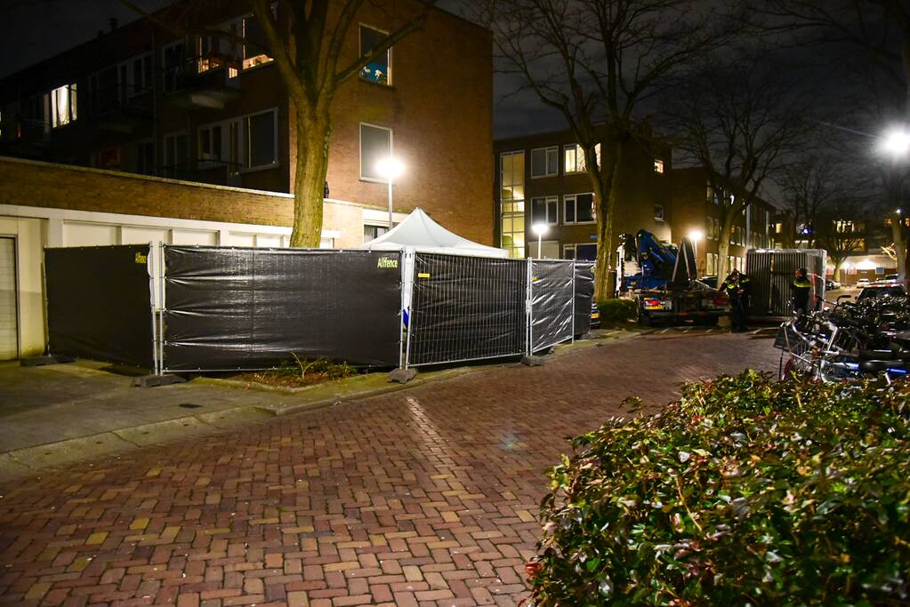 Onderzoek naar aantreffen dode man in auto