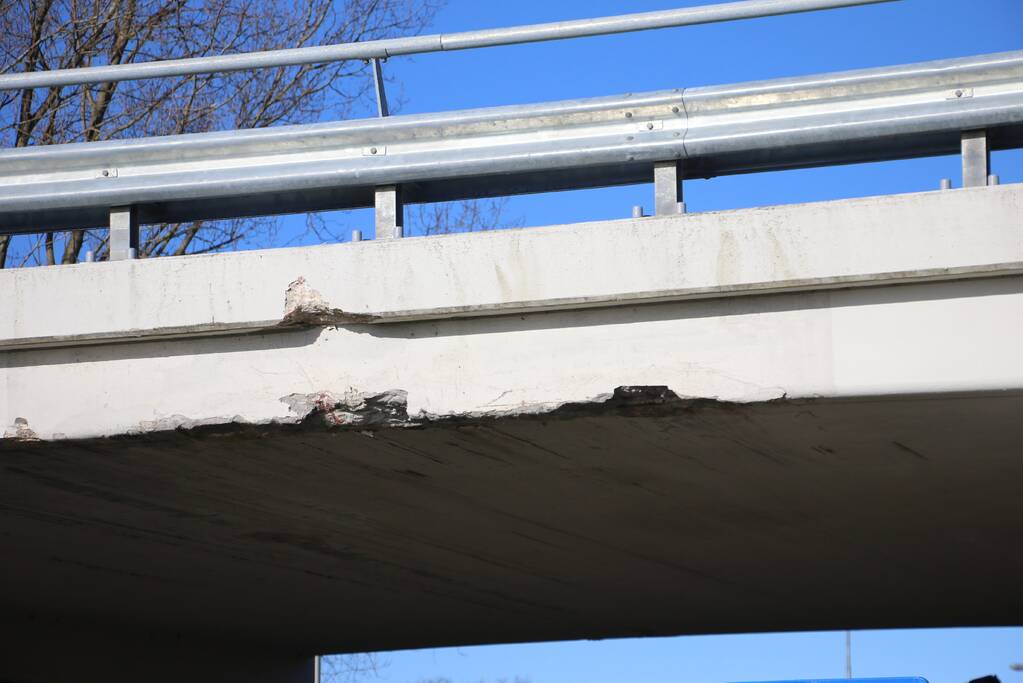 Vrachtwagen met kraan botst tegen viaduct