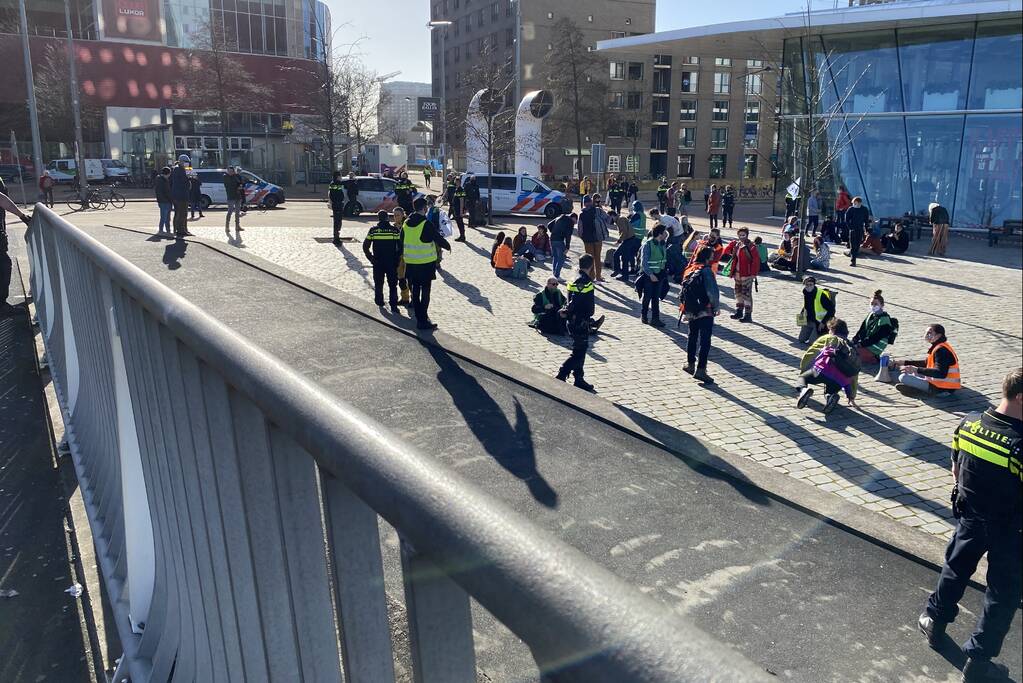 Klimaatactivisten Extinction Rebellion demonstreren bij Erasmusbrug