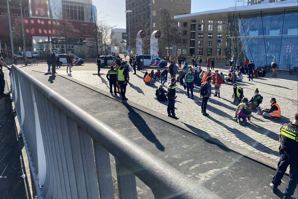 Klimaatactivisten Extinction Rebellion demonstreren bij Erasmusbrug