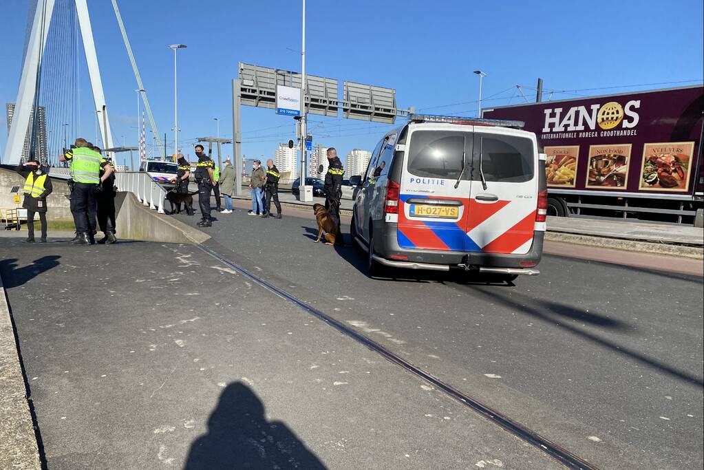 Klimaatactivisten Extinction Rebellion demonstreren bij Erasmusbrug