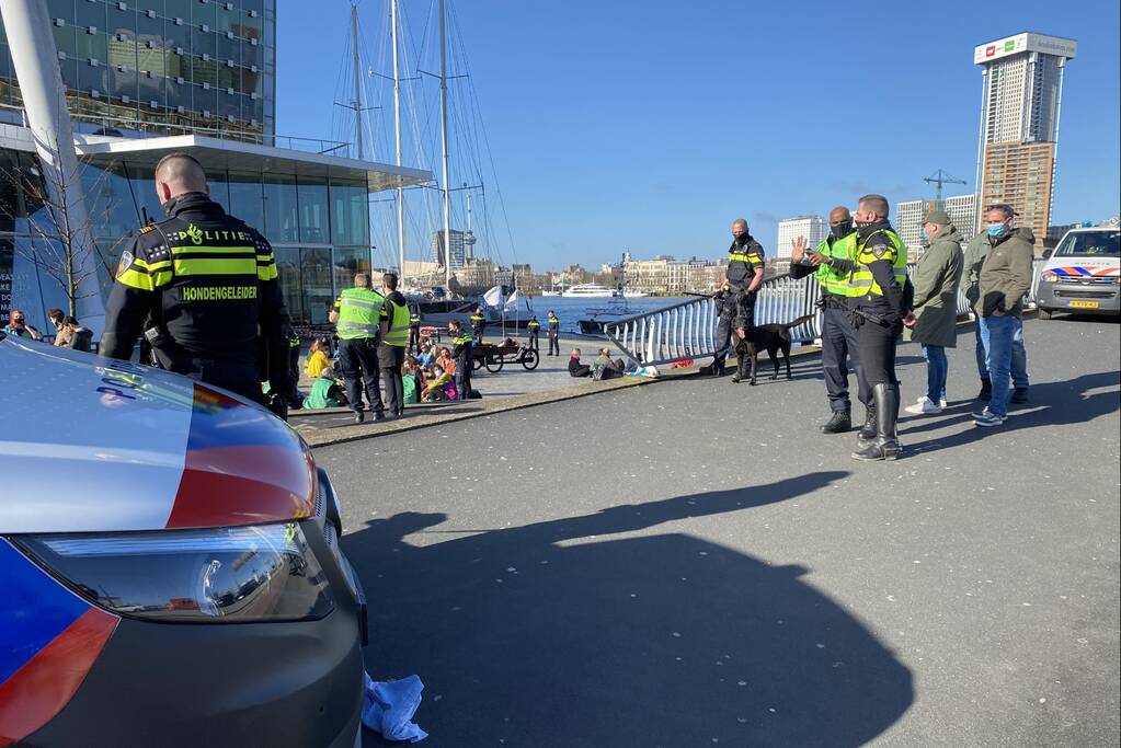 Klimaatactivisten Extinction Rebellion demonstreren bij Erasmusbrug