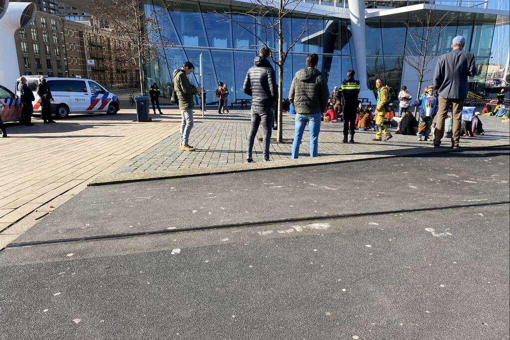 Klimaatactivisten Extinction Rebellion demonstreren bij Erasmusbrug