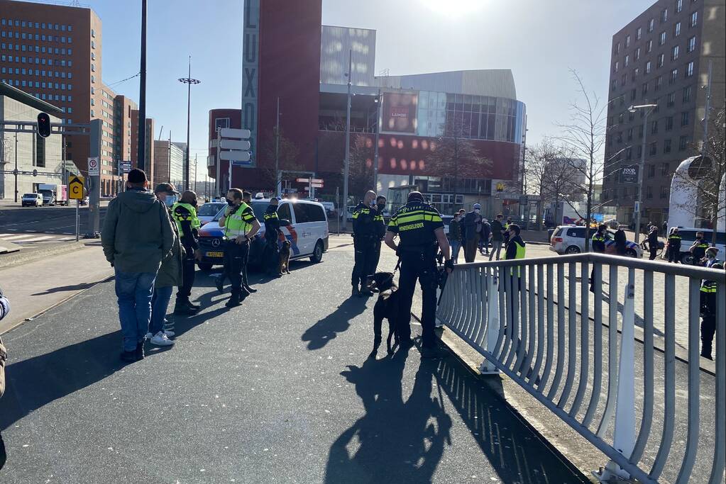 Klimaatactivisten Extinction Rebellion demonstreren bij Erasmusbrug