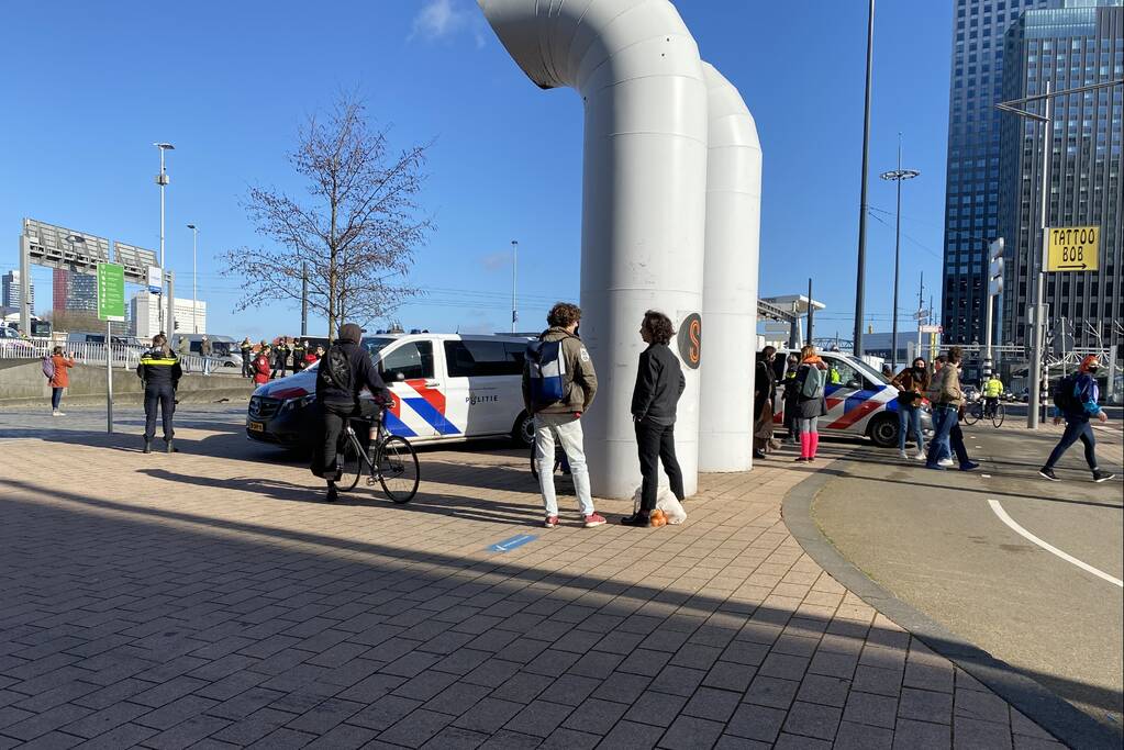 Klimaatactivisten Extinction Rebellion demonstreren bij Erasmusbrug