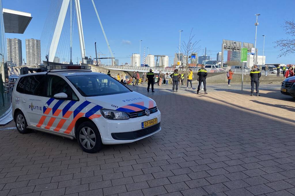 Klimaatactivisten Extinction Rebellion demonstreren bij Erasmusbrug