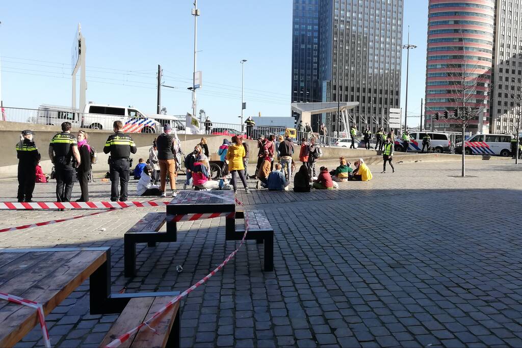 Klimaatactivisten Extinction Rebellion demonstreren bij Erasmusbrug