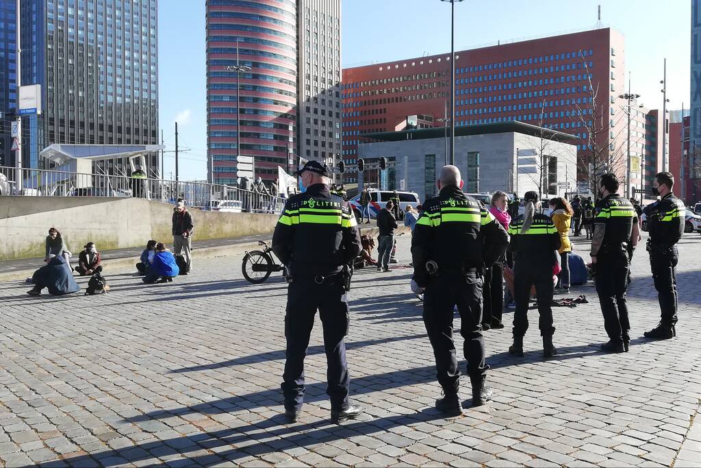 Klimaatactivisten Extinction Rebellion demonstreren bij Erasmusbrug