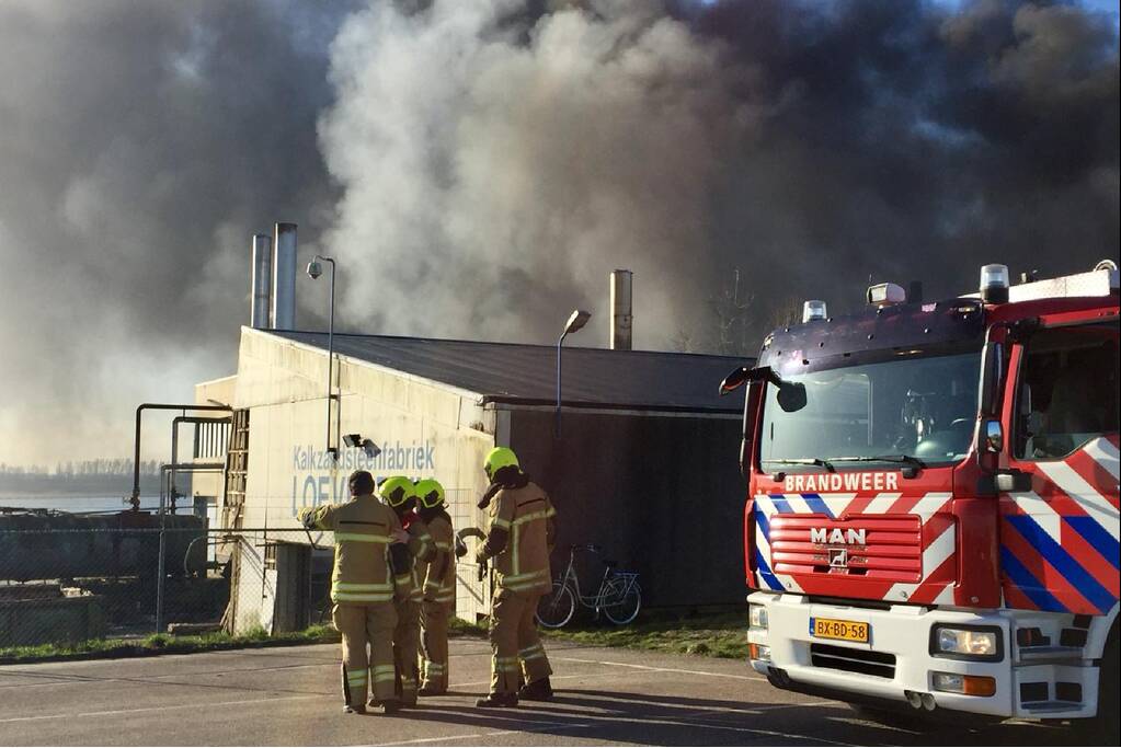 Zeer grote brand in dak van steenfabriek Xella