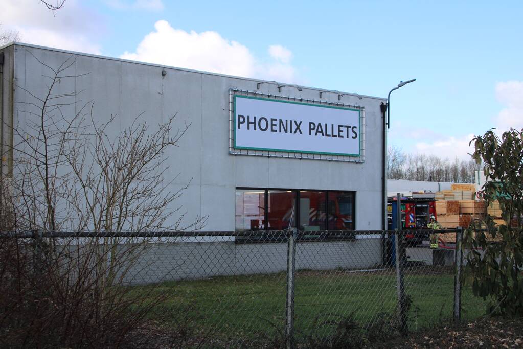Gasfles in brand bij Phoenix Pallets