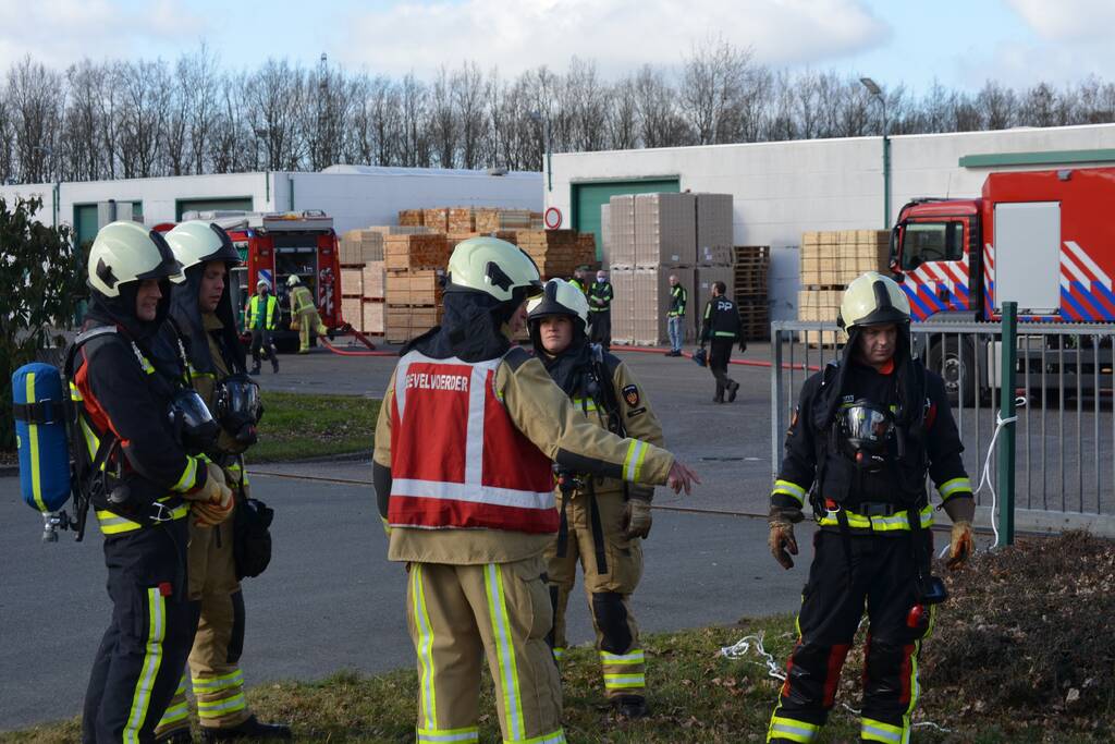 Gasfles in brand bij Phoenix Pallets