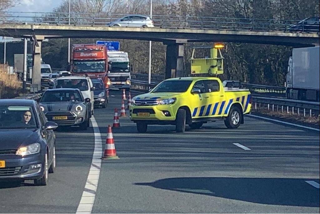 Camper met aanhanger schaart op snelweg
