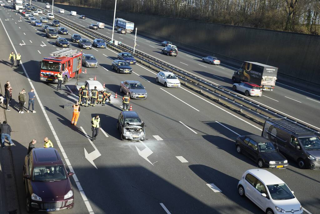 Auto vliegt in brand na botsing voor Gouwe Aquaduct