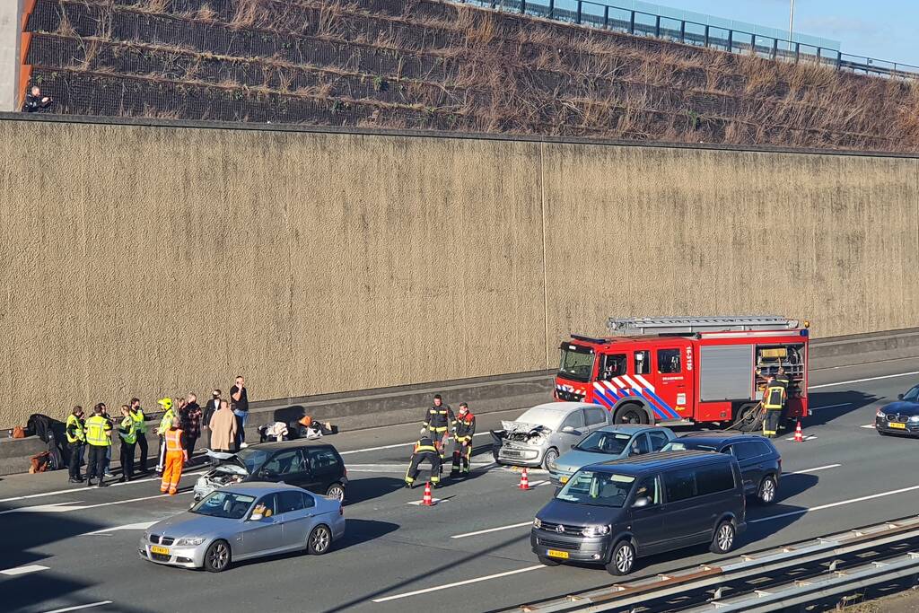Auto vliegt in brand na botsing voor Gouwe Aquaduct