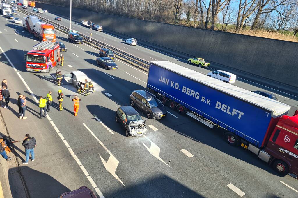Auto vliegt in brand na botsing voor Gouwe Aquaduct