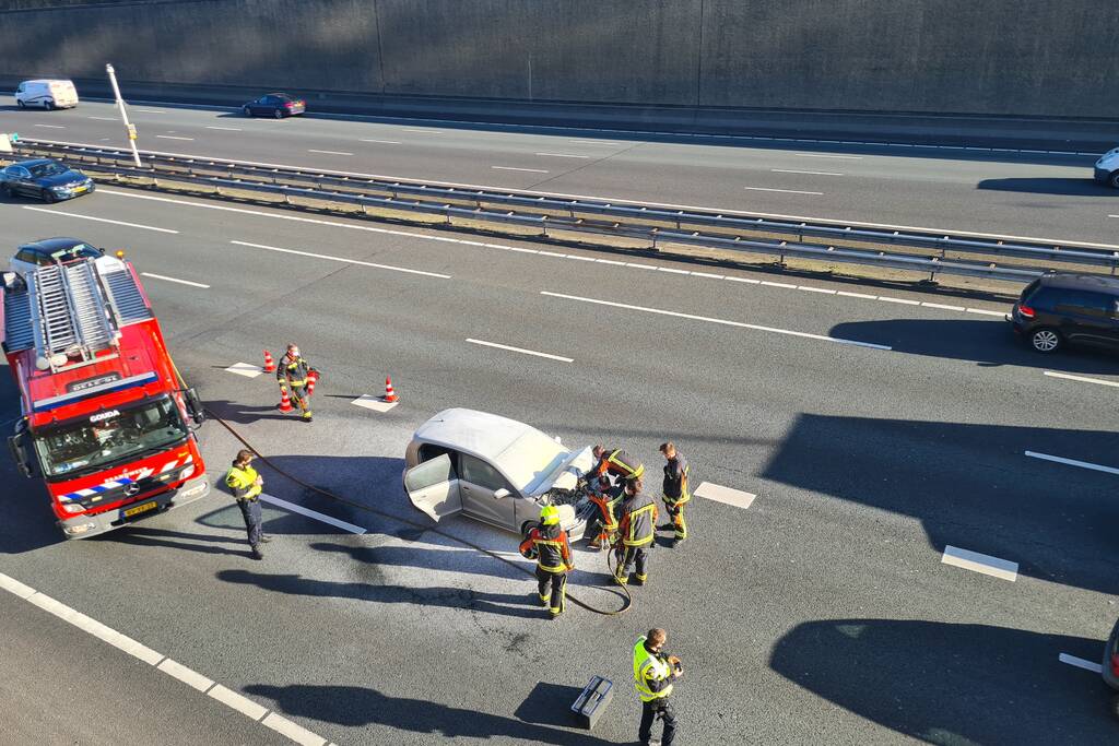 Auto vliegt in brand na botsing voor Gouwe Aquaduct