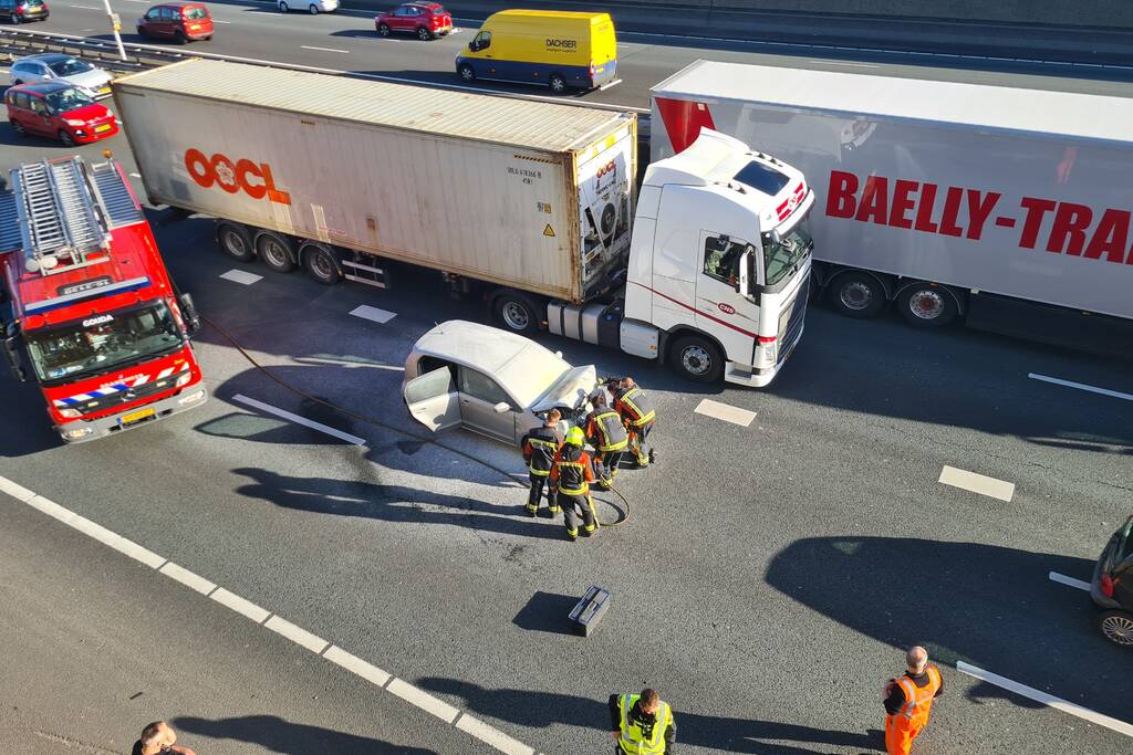 Auto vliegt in brand na botsing voor Gouwe Aquaduct