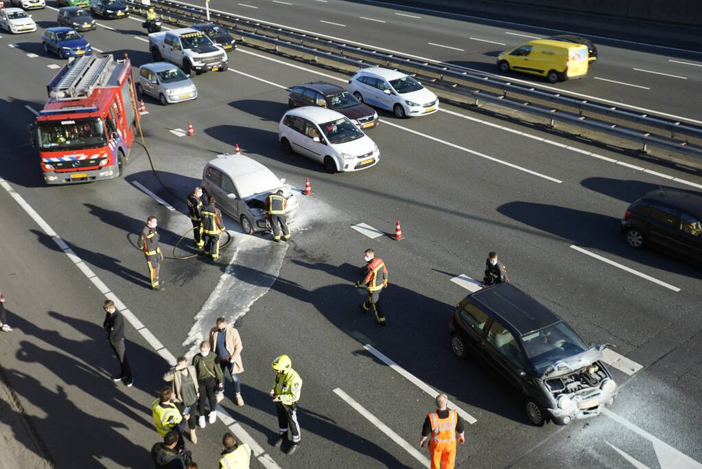 Auto vliegt in brand na botsing voor Gouwe Aquaduct