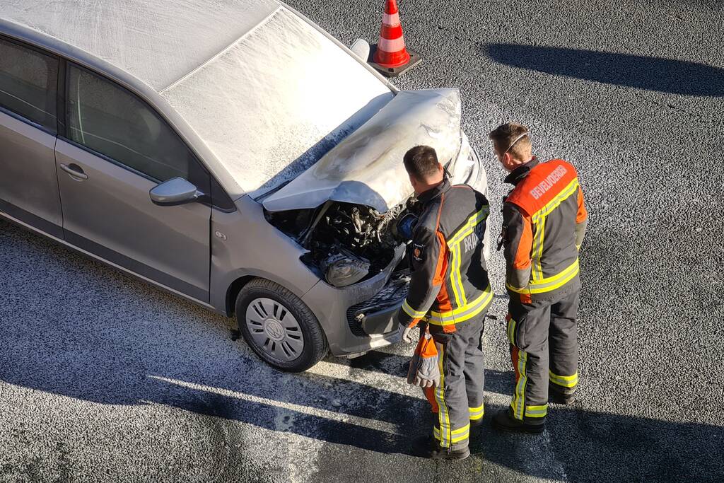 Auto vliegt in brand na botsing voor Gouwe Aquaduct