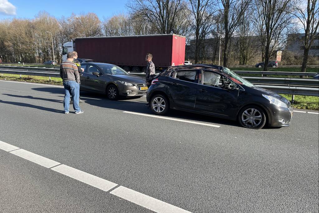 Meerdere auto's botsen in staart van file