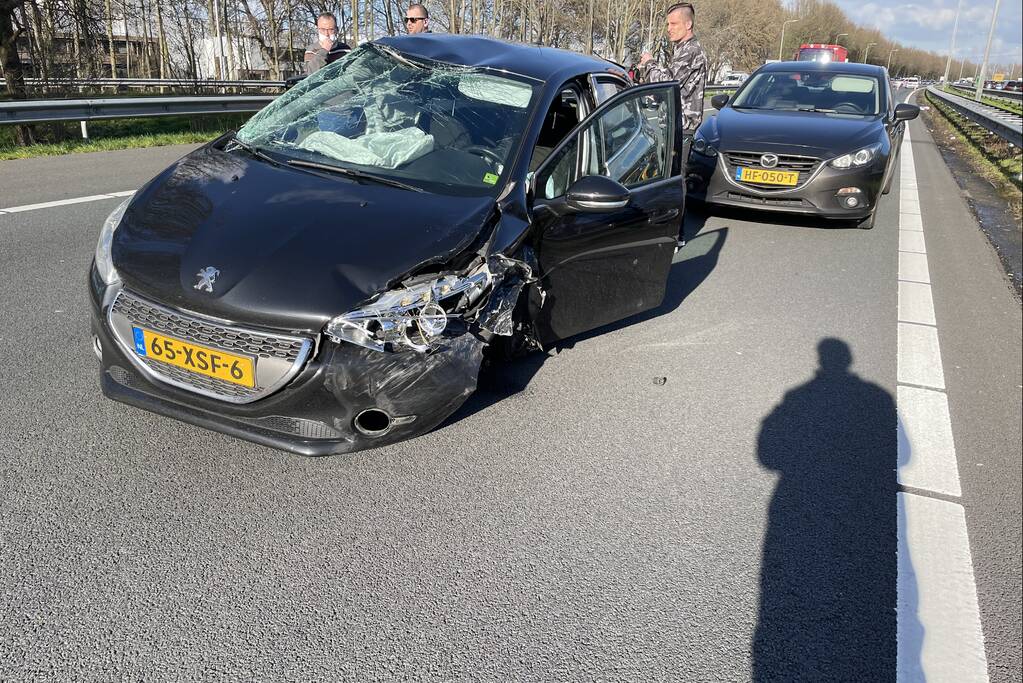 Meerdere auto's botsen in staart van file