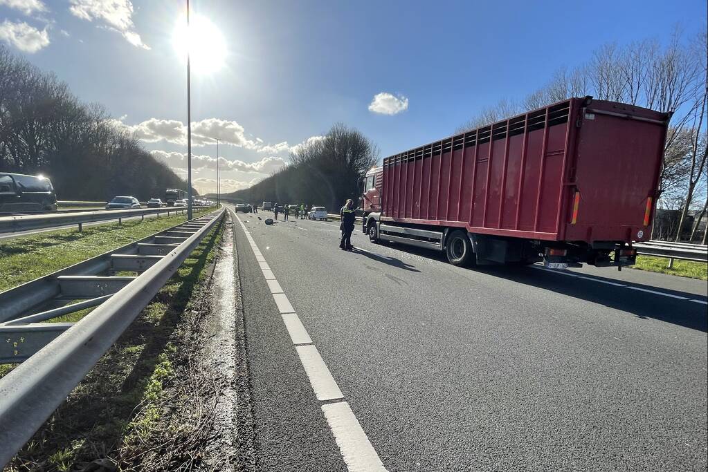 Meerdere auto's botsen in staart van file