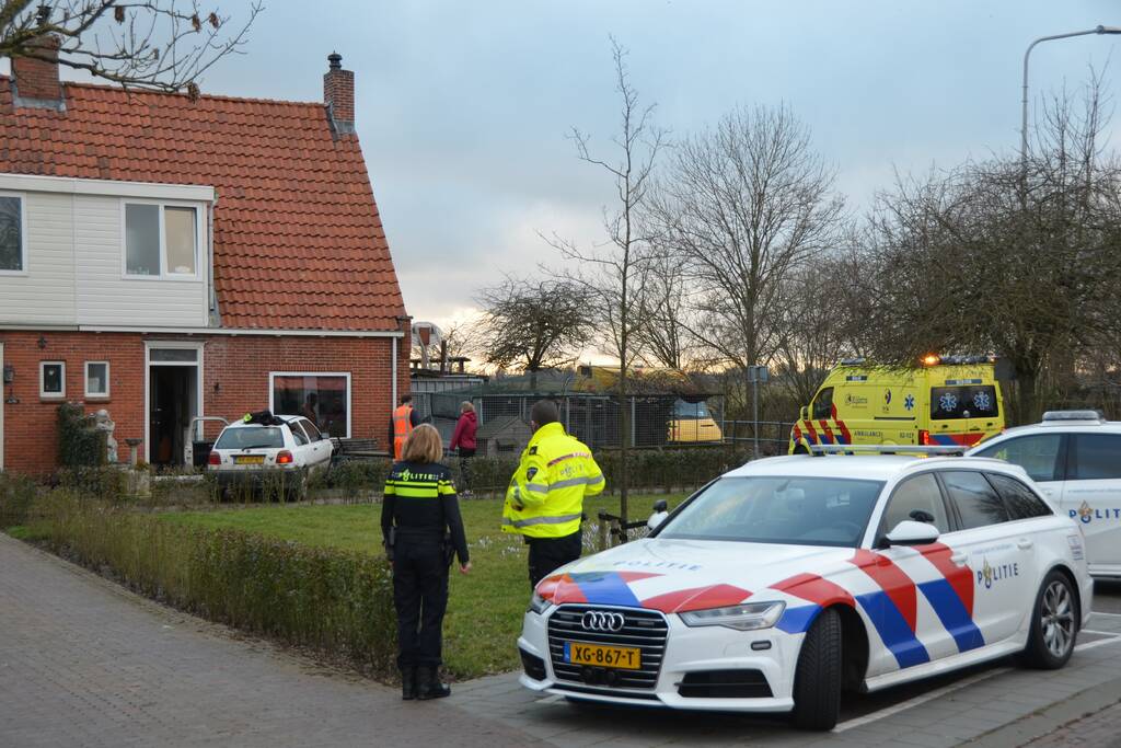 Auto rijdt tegen woning aan