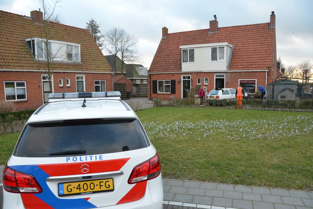 Auto rijdt tegen woning aan