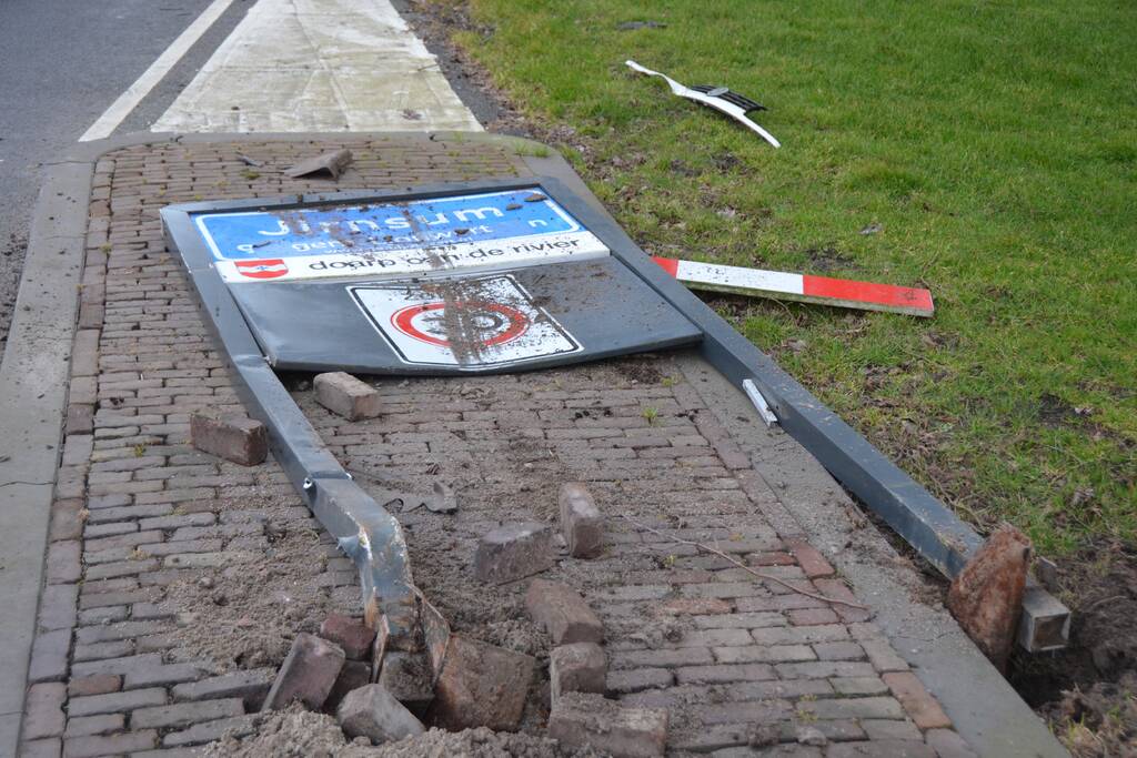 Auto rijdt tegen woning aan