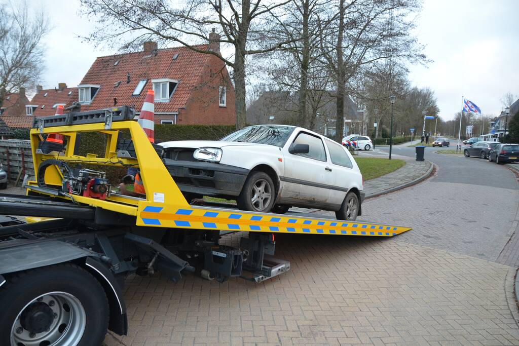 Auto rijdt tegen woning aan