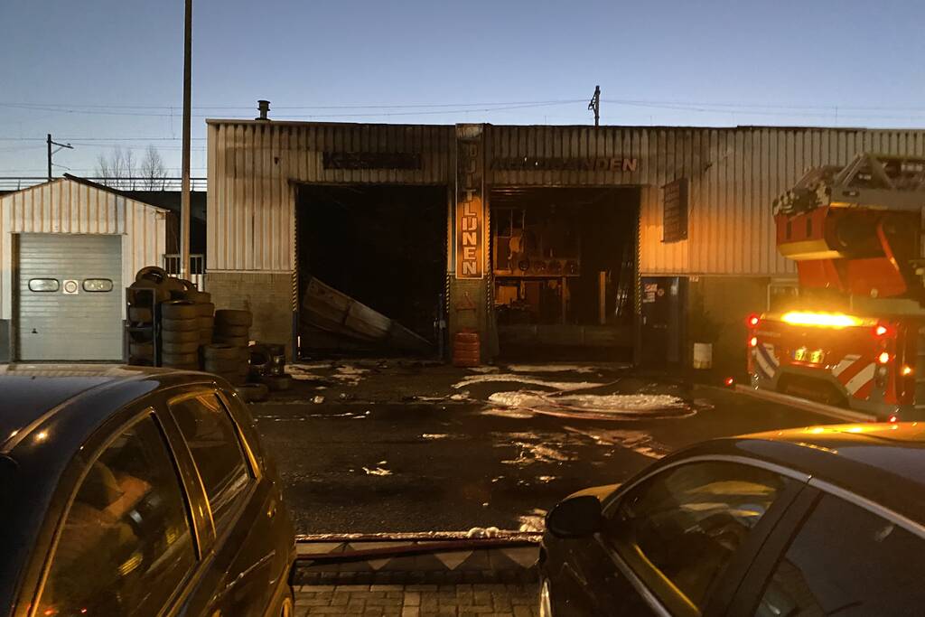 Grote rookwolken door uitslaande brand bij garagebedrijf