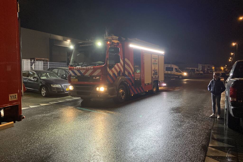 Grote rookwolken door uitslaande brand bij garagebedrijf