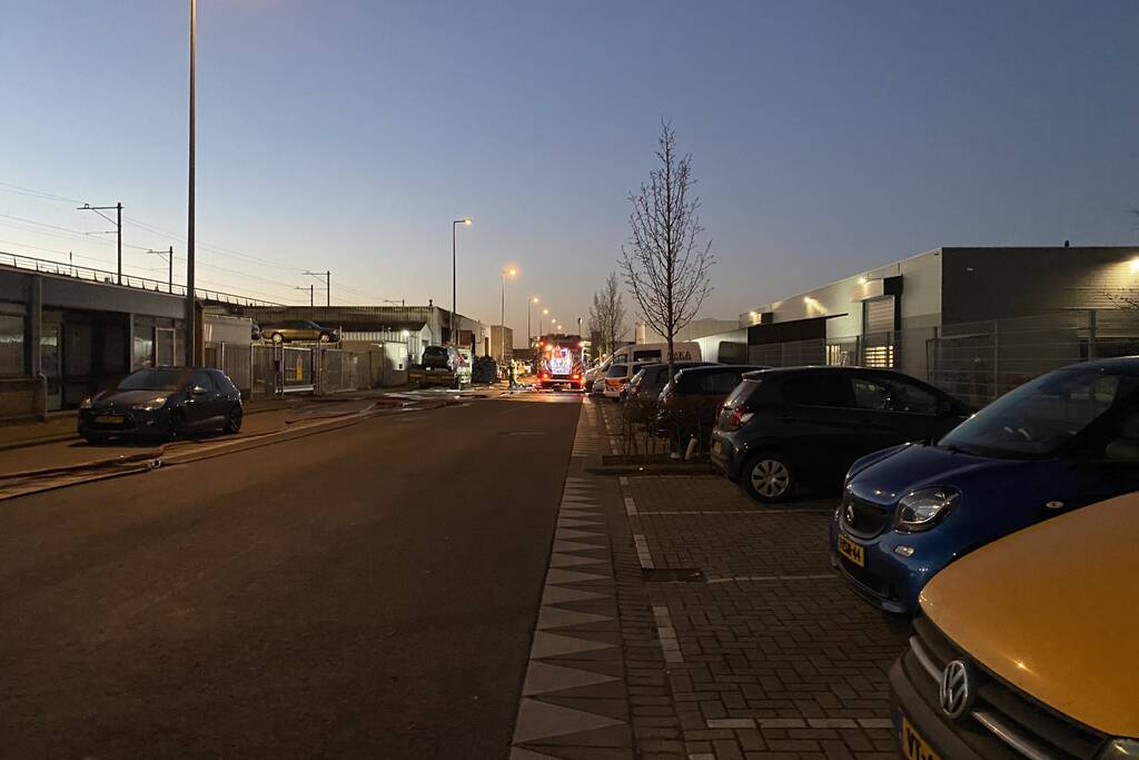 Grote rookwolken door uitslaande brand bij garagebedrijf