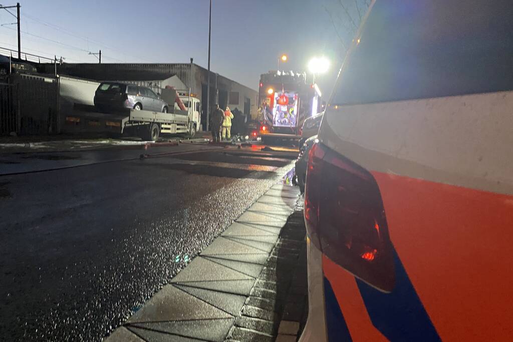 Grote rookwolken door uitslaande brand bij garagebedrijf