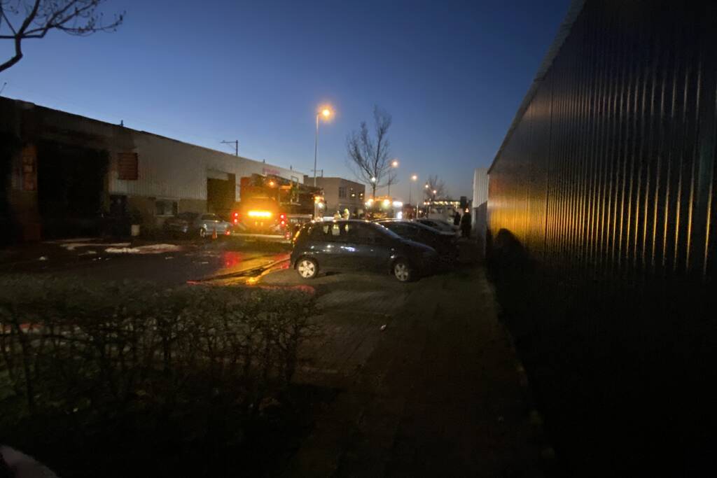 Grote rookwolken door uitslaande brand bij garagebedrijf