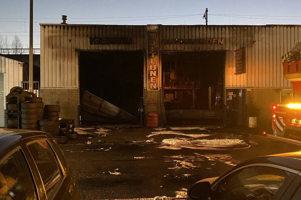 Grote rookwolken door uitslaande brand bij garagebedrijf