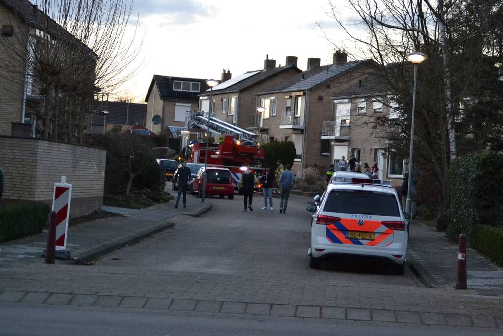 Dakpannen vallen van dak door landen van vliegtuig