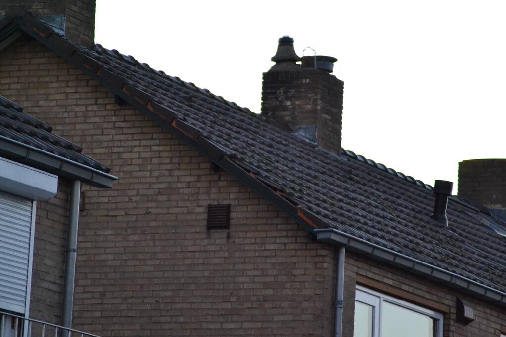 Dakpannen vallen van dak door landen van vliegtuig