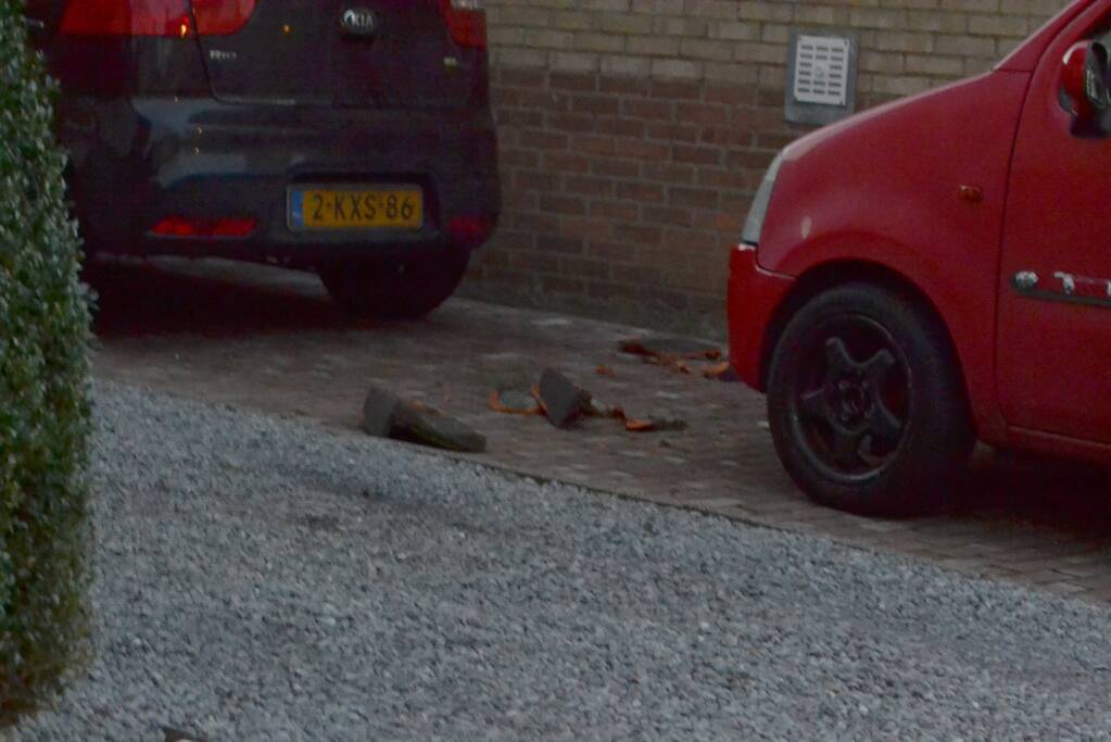 Dakpannen vallen van dak door landen van vliegtuig