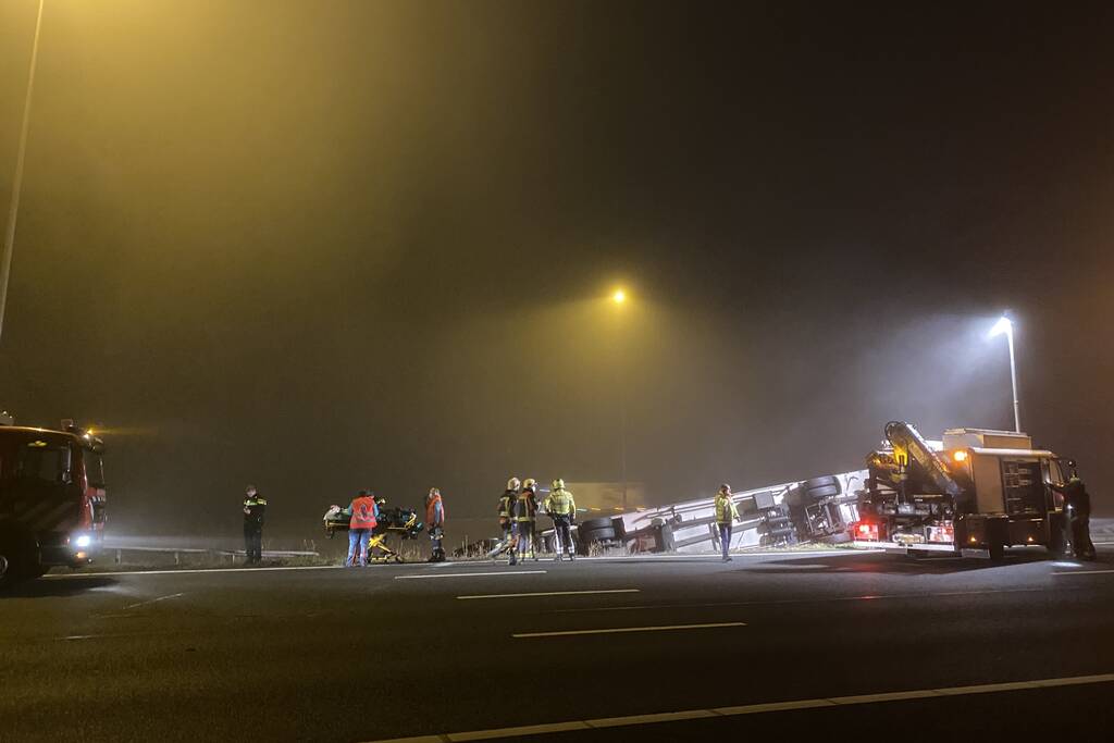 Vrachtwagen belandt op zijn kant in middenberm